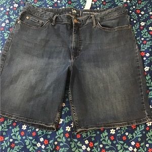 Women’s size 18 Lee riders mid rise Bermuda stretch denim shorts cc